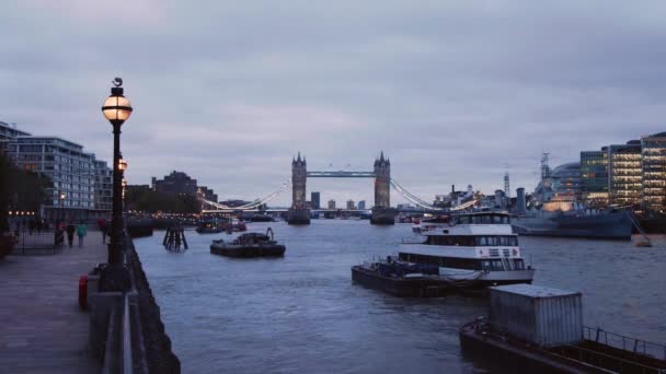 View Tower Bridge London Dawn Boats Bankside Walkway — ストック動画