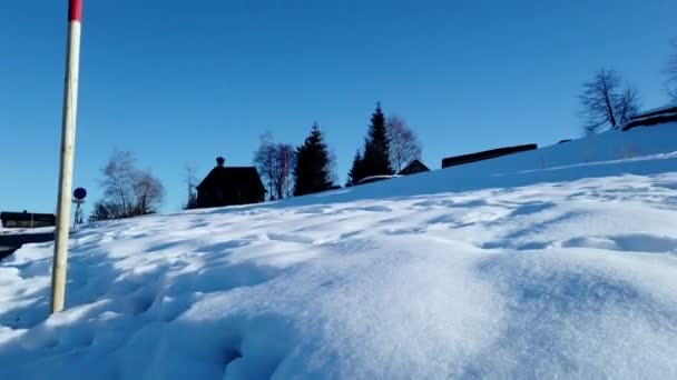 Χιόνι Πλάνα Γρήγορη Κίνηση Οροφή Και Μπλε Ουρανό — Αρχείο Βίντεο