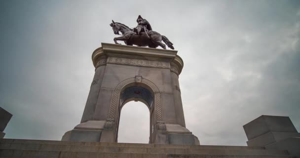 Low Angle Time Lapse Cloudy Sky Sam Houston Statue Houston — Stock Video