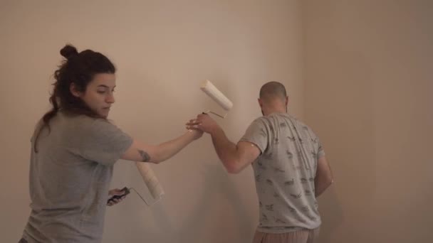 Young European Couple Painting Room Wall Emty House Cambridge England — Stock Video