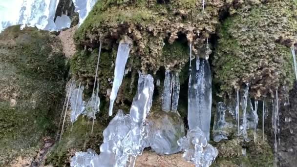 Chunks Icicle Formation Stone Wall Water Streams — Stockvideo