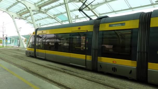 Electric Train Departs Empty Platform Porto Portugal Airport Day — Stockvideo