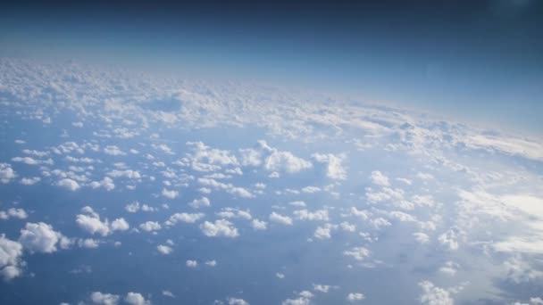 Візерунок Білих Кумульських Хмар Над Атлантичним Океаном Над Землею Кривизною — стокове відео