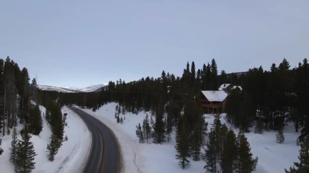 Зимняя Хижина Одиноком Шоссе Заснеженных Горах — стоковое видео