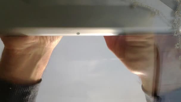 Невелика Частина Ноутбука Під Скляного Столу Дві Чоловічі Руки Друкують — стокове відео