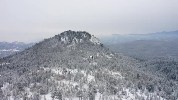 Aerial Drone View Snowy Wooded Mountain Cabins Colorado Surrounded Snow — Stockvideo