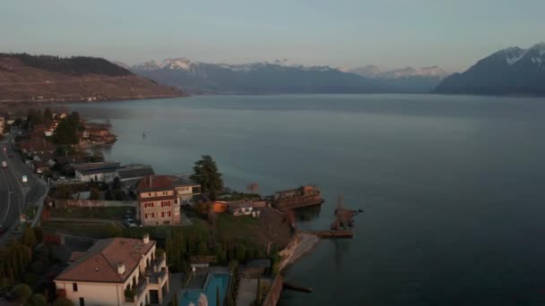 Flying Lakeside Houses Vast Beautiful Lake — Video