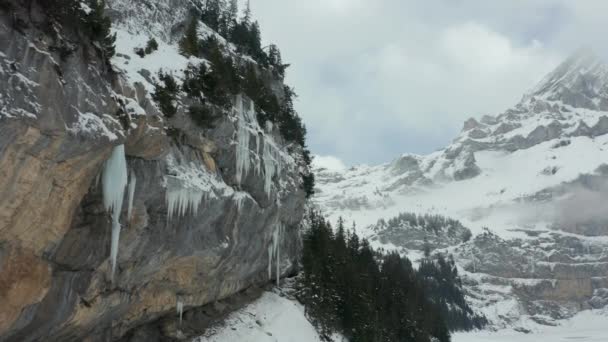 Aerial Dolly Ice Covered Mountain Wall Beautiful Snow Covered Valley — Video Stock