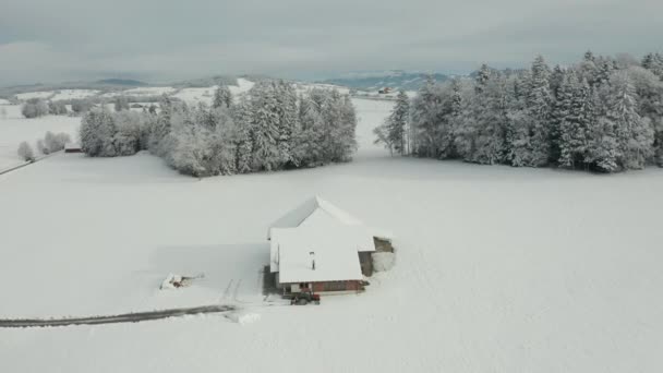 Jib Small Farmhouse Standing Snow Covered Landscape — Stockvideo