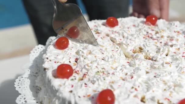 Kobieta Cięcia Białego Kremu Ciasto Podzielić Się Gośćmi Imprezie Basenie — Wideo stockowe
