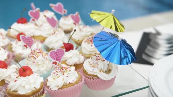 Bunch Colorful Cupcakes Shinny Umbrellas Sprinkles Outdoors Prepared Party Swimming — Stock video