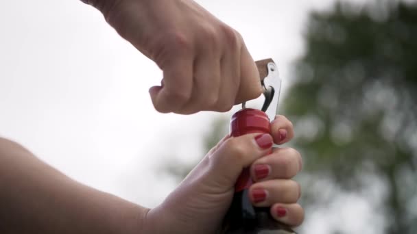 Відкриваючи Пляшку Червоного Вина Відкритому Повітрі Двома Руками Пробковий Гвинт — стокове відео