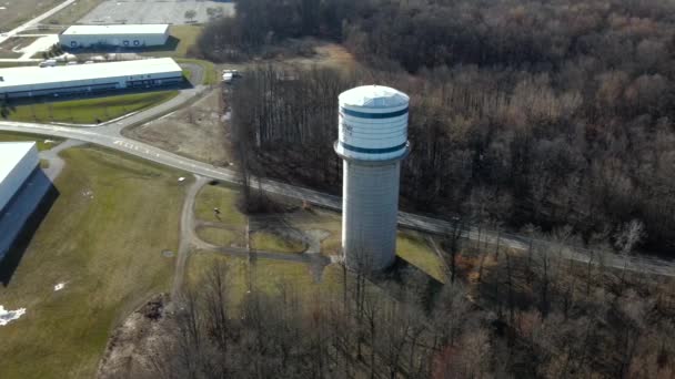 Drone Shot Water Tower Passing Cars Spring Day — Stock video