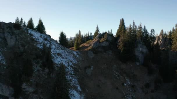 Jib Mountain Top Overlooking Beautiful Green Valley — Vídeo de stock