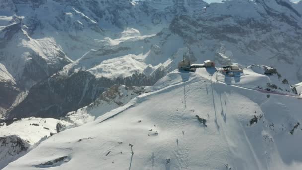 Αερολιφτ Που Ανεβοκατεβαίνουν Χιονισμένα Βουνά — Αρχείο Βίντεο