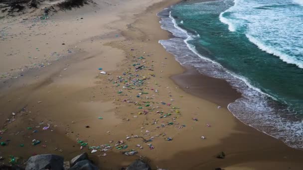 Rubbish Thrown Sea Wave Tropical Beach Vietnam Pollution Concept — Wideo stockowe