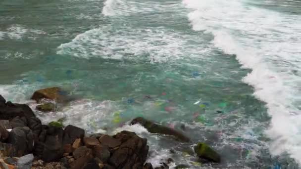 Sea Coast Polluted Plastic Litter Floating Waves Tourist Resort — Vídeo de Stock