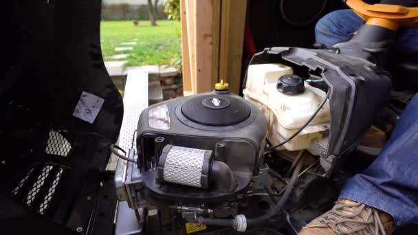 Ride Mower Close Bonnet Gardener Adjusting Idle — Stok video