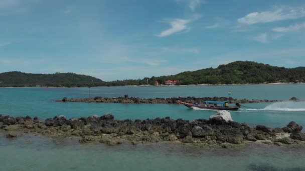 Longtail Boat Driving Turquoise Water Beautiful Island Backgound — Wideo stockowe