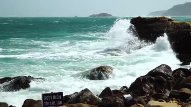Turquoise Sea Waves Crush Rocks Hang Rai Coast Vietnam — Stock videók