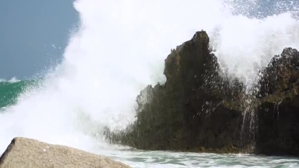 Water Splashes Sea Wave Hits Rock Coast Hang Rai Vietnam — Vídeo de stock