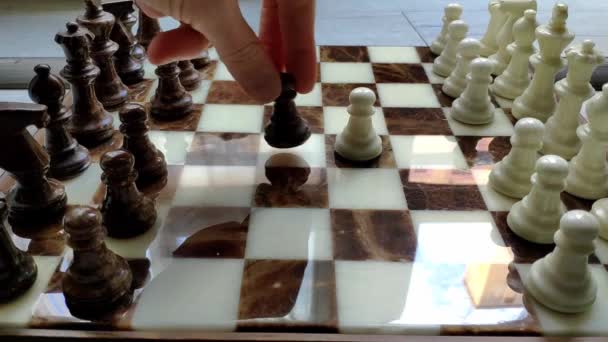 Близько Погляду Мармурової Шахової Гри Вона Яскрава Дошка Шматки Сяють — стокове відео