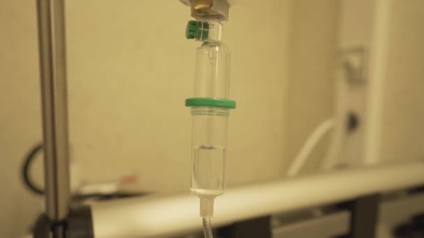 Close View Medical Plastic Giving Set Transparent Reservoir Filled Intravenous — Vídeo de stock