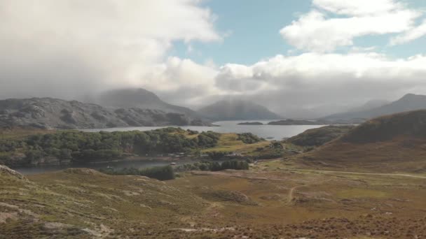 Повітряний Безпілотник Зняв Красивий Шотландський Пейзаж Півночі Високогір Озерною Бухтою — стокове відео