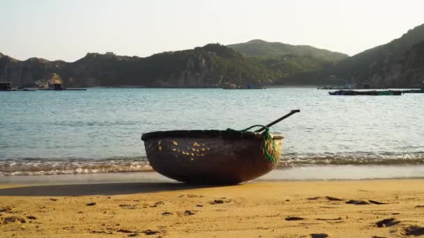 Single Traditional Vietnamese Coracle Boat Sandy Tropical Beach — Stock video