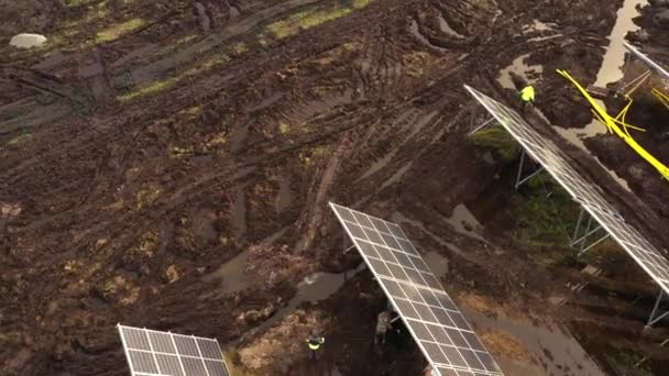 Workers Installin Electricity Lines Solar Power Plant — Video
