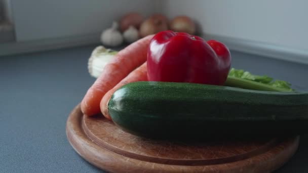 Rotation Vegetables Carrot Celeriac Courgette Red Pepper Nicely Arranged Wooden — ストック動画