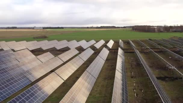 Fast Drone Shot Flying Circling Solar Power Plant Panels Chaining — Vídeo de Stock