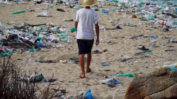 Young Man Walks Beach Polluted Plastic Junk Looking Industrial Facility — Vídeo de Stock