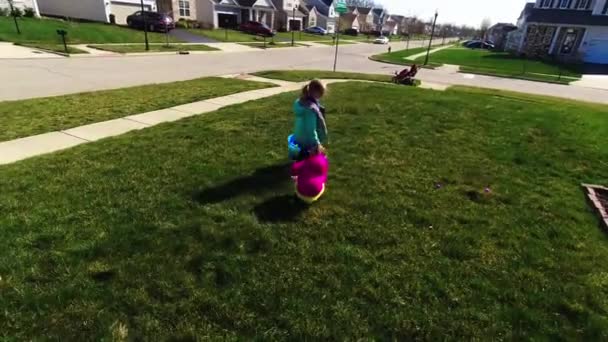 Kids Hunting Picking Easter Eggs Front Yard Easter Weekend — Stockvideo