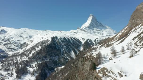 Aerial Dolly Large Swiss Valley Matterhorn Background — Vídeo de Stock