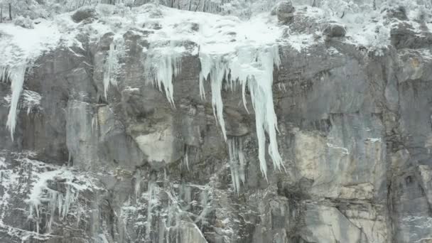 Dağ Sırtından Sarkan Büyük Buz Saçakları Alçak Açılı — Stok video