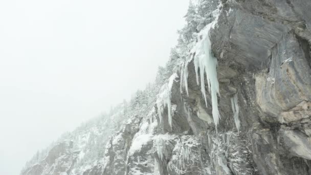 Aerial Reveal Large Icicles Hanging Mountain Ridge — ストック動画
