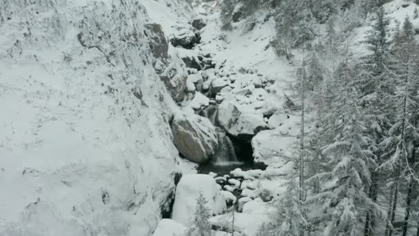 Flying Small Waterfalls Snow Covered Wilderness — Vídeos de Stock