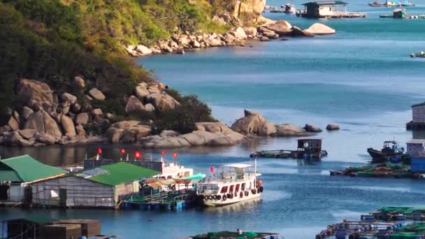 Houseboat Rafts Cages Fish Farming Vinh Bay Vietnam — Vídeos de Stock