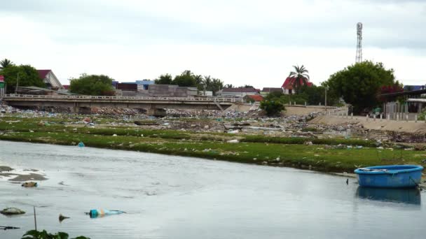 Περιβαλλοντική Ρύπανση Στην Όχθη Του Ποταμού Song Cai Phan Rang — Αρχείο Βίντεο