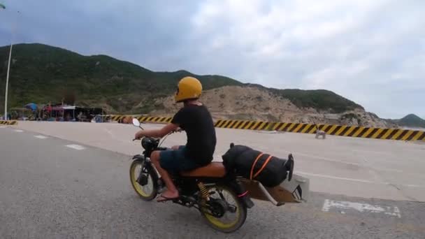 Отслеживающий Снимок Мужчины Шлепанцами Мотоцикле Вдоль Береговой Линии Вьетнама — стоковое видео