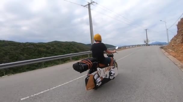 Back View Motorcyclist Riding Coastal Road Kitesurf Board Tied Motorcycle — Stok video