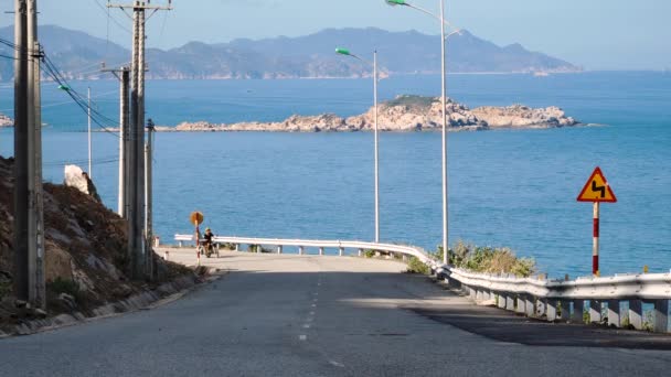 Cafe Racer Motorbike Driving Seaside Road Vietnam Going Surfing Board — Stock Video