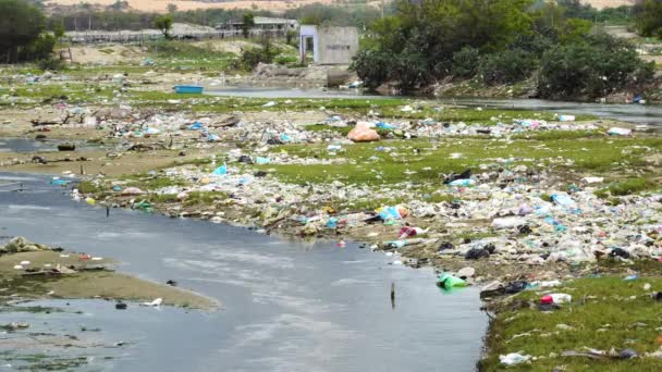 Trash Pollution Riverbank Son Hai Vietnam Locked — 图库视频影像