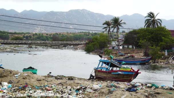 Empty Boats Resting Trash Strewn Riverbank Son Hai Vietnam Locked — ストック動画