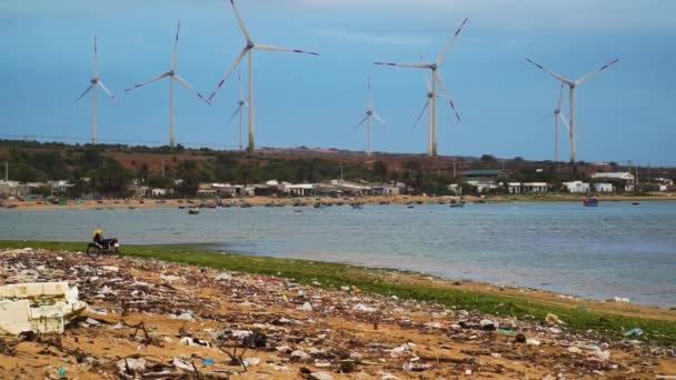 Обертальні Лопатки Чистої Відновлюваної Вітрової Електростанції Задньому Плані Забруднений Пляжний — стокове відео