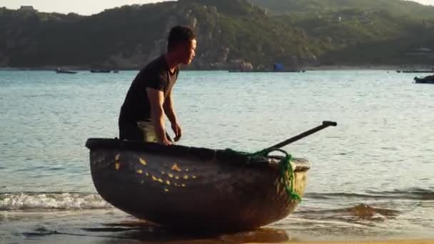 Fisherman Takes Coracle Boat Fishing Beach Vinh Bay Vietnam — Stock video
