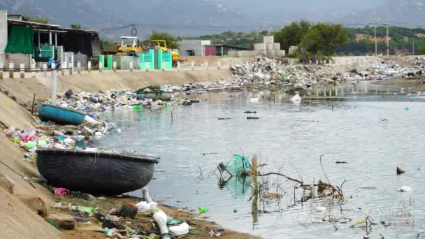 Vietnamese Fishing Village Coast Polluted Trash Plastic Litter — Stockvideo