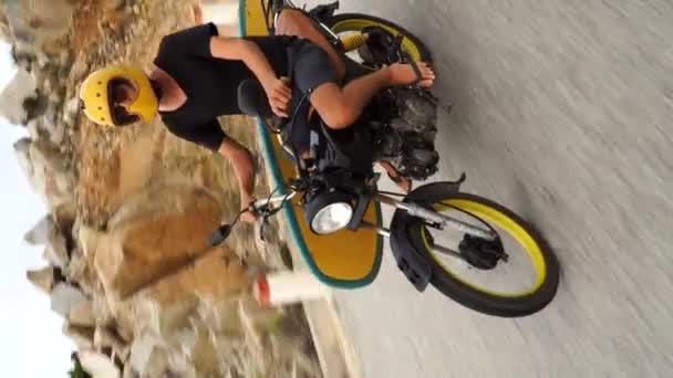 Man Travels Surfboard Motorcycle Vietnam Coast Vertical — Video