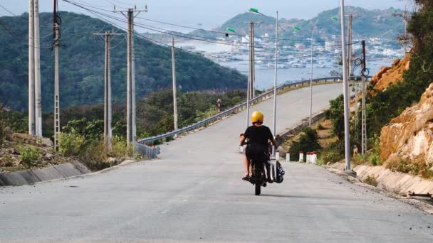 Abenteurer Erkundet Vietnams Küste Auf Motorrad Mit Kiteboardausrüstung — Stockvideo